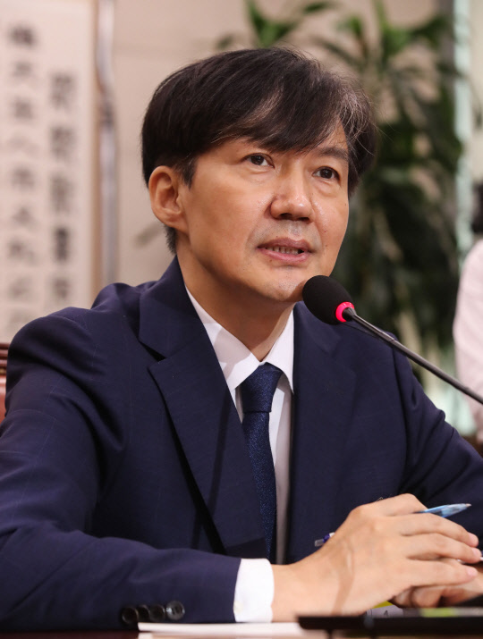 문 대통령, 조국 법무부 장관 임명      (서울=연합뉴스) 문재인 대통령은 9일 조국 법무부 장관을 임명했다. 2019.9.9 [연합뉴스 자료사진]      photo@yna.co.kr  (끝)